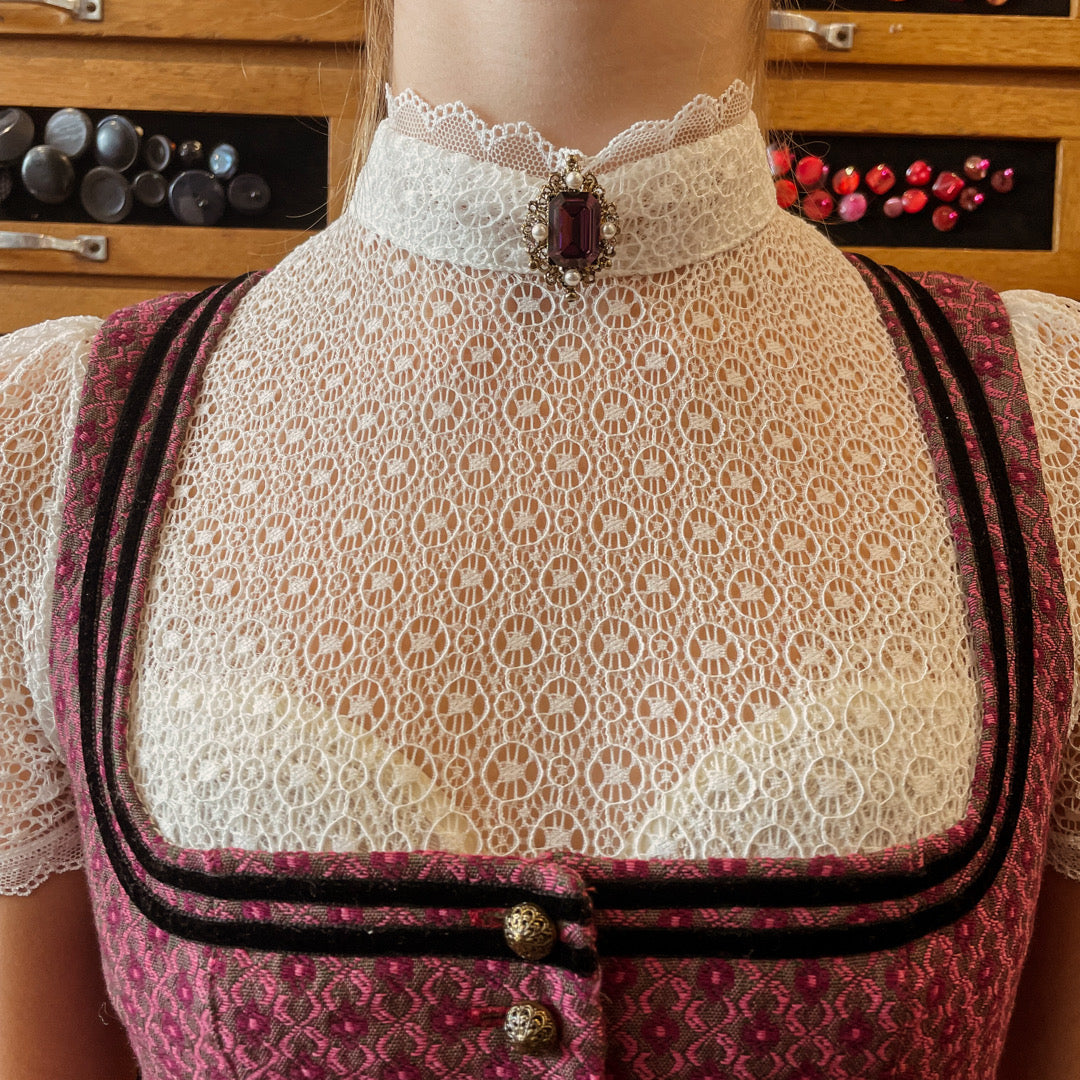 Brosche im Barock-Stil